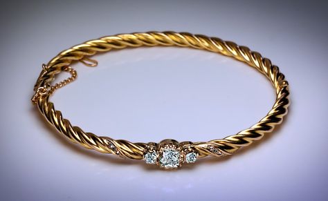 Armlet Gold, Plain Gold Bangles, Antique Gold Bracelet, Red Bangles, Antique Necklaces Design, Gold Bangle Set, Gold Earrings Wedding, Bangles Gold, Antique Jewellery Designs