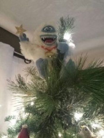 Funny Tree Topper, Unique Christmas Tree Toppers, Funny Christmas Tree Toppers, Christmas Tree Toppers Unique, Funny Tree, Diy Tree Topper, Xmas Tree Toppers, Unique Christmas Trees, Tree Stand