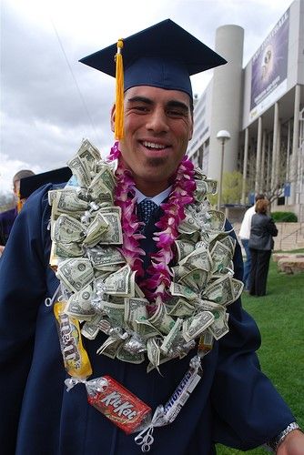 Graduation lay decorations / cute gifts for a grad Money Lei Diy, Graduation Money Lei, Candy Lei, Graduation Money, Graduation Leis, Money Lei, Diy Money, Graduation Diy, Cap And Gown