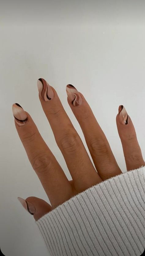 Brown Line Nails, Brown Squiggle Nails, Fall Acrylic Nail Ideas Autumn, Wavy Lines Nails, Brown Beige Nails, Fall Themed Nails Autumn, Autumn Nails Design Ideas, Call Nails, Line Art Nails