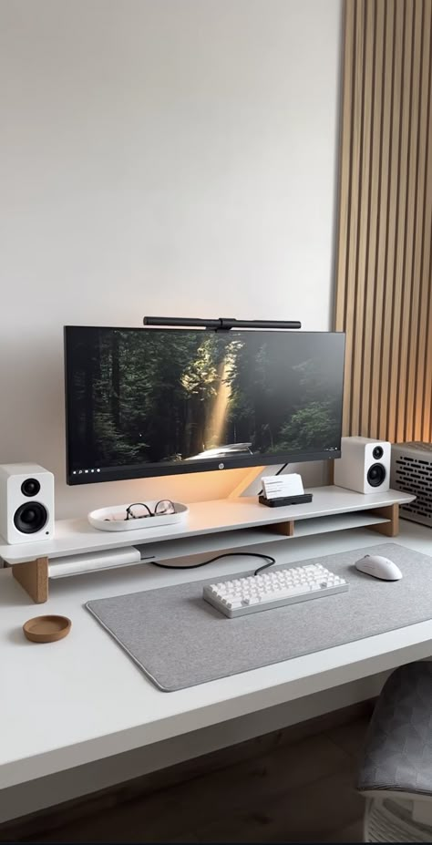 Nice Gaming Setups, House Office Aesthetic, Simple Desktop Setup, Minimal Home Office Setup, White Desk Set Up, Desk Setup Corner, Mac Book Setup, Computer Desk Setup Aesthetic, Home Office Computer Setup