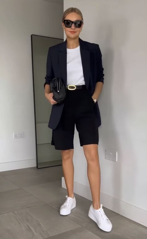 Chic Bermuda Shorts Outfit, Bermuda Shorts Outfit Work, Office Shorts Outfit, Shorts Office Outfit, Black Bermuda Shorts Outfit, Tailored Shorts Outfit, Bermuda Shorts Outfit, Black Bermuda Shorts, Ideas De Outfits