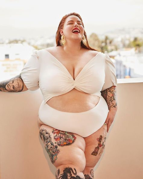 50 Best Plus Size Boudoir Photography Poses for Any Woman Plus Size Tattoos, Plus Size Burlesque, Burlesque Photography, Boudiour Poses, Tess Holliday, Plus Size Posing, Flattering Outfits, Curvy Swimwear, Glamour Photography