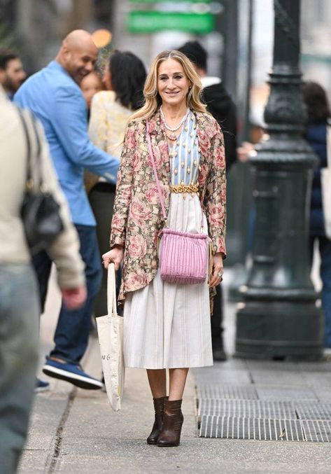 Sarah Jessica Parker Style, Carrie Bradshaw Outfits, Carrie Bradshaw Style, Boxy Dress, Hippie Mode, Checked Coat, Boho Mode, Street Outfits, Knit Wrap Dress