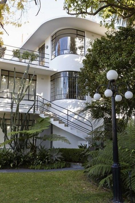 Art Deco Style home Sydney Apartment, Art Deco Exterior, Art Deco Houses, Art Deco Homes, Architecture Cool, Streamline Moderne, Casa Country, Art Deco Buildings, Art Deco Home