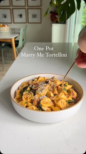 MacKenzie Smith on Instagram: "There’s a reason my viral Marry Me Tortellini has gotten nearly 10 million views and if you haven’t made it yet - this is your sign! It’s the perfect easy weeknight dinner and it’s my go-to to bring to events and potlucks and it ALWAYS gets eaten as quickly as it comes together.   Comment “cheese please” to get the full recipe sent to your DMs or email address!  ⭐️ 2 tbsp olive oil ⭐️ 6 garlic cloves, minced ⭐️ 1/2 cup sun dried tomatoes in oil ⭐️ 1 tsp Italian seasoning ⭐️ 1 pinch red pepper flakes ⭐️ 2 tbsp flour ⭐️ 2 cups Pacific Vegetable Broth ⭐️ 20 oz cheese tortellini (5 cups ) ⭐️ 1/2 cup cream ⭐️ 2 cups fresh spinach ⭐️ 1 cup parmigiano  1️⃣ Add olive oil, garlic, sun dried tomatoes (and their oil!), Italian seasoning and red pepper flakes to a heavy Sun Dried Tomatoes In Oil, Dried Tomatoes In Oil, Tomatoes In Oil, Mackenzie Smith, Meatballs And Rice, Olive Oil Garlic, Cheese Tortellini, Vegetable Broth, Fresh Spinach