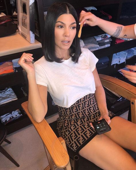 Celebrity Short Haircuts, Fendi Skirt, Cute Bob Haircuts, Estilo Kardashian, Kourtney Kardashian Style, Robert Kardashian, Bob Haircut For Fine Hair, The Simple Life, Phone Calls