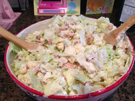 Cauliflower Overnight Salad    This is one of my favorite salad but I couldn't find my recipe,  so I went and found this one. I... Overnight Salad Recipe, Bacon Cauliflower Salad, Overnight Salad, Deli Salads, Recipe Cauliflower, Lettuce Salad Recipes, Layered Salad Recipes, Bacon Cauliflower, Cold Salads