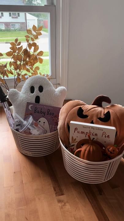 Couples Boo Basket Ideas, Kids Spooky Basket Ideas, Baby Boo Basket Ideas Girl, Simple Spooky Baskets, Sister Spooky Basket, Boo Basket For Baby Girl, Boo Basket Under $20, Aesthetic Boo Basket, Dog Boo Basket