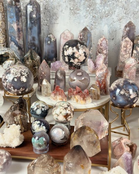 Speechless of the beauty of this table! ✨🙈 #crystals #interstellarconnection Crystal Retail Display Ideas, Crystal Collection Aesthetic, Statement Crystals, Crystal Collection Display, Display Crystals, Crystal Business, Crystal Room Decor, Altar Ideas, Fairy Garden Plants