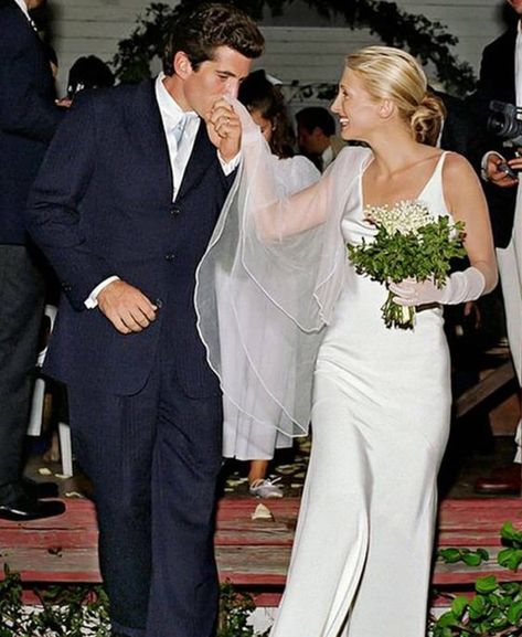 Twenty years ago this week, John F. Kennedy Jnr and his wife Carolyn Bessette Kennedy died in a plane crash. Now Carolyn’s best friend,… Carolyn Bessette Wedding, Carolyn Bassette, Minimalist Wedding Gown, Carolyn Bessette, Jlm Couture, Romona Keveza, Bridal Gown Styles, Jfk Jr, Famous Couples