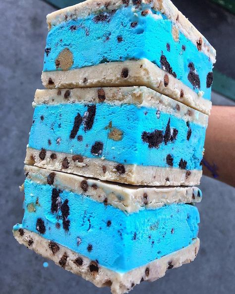 Cookie Monster Ice Cream, Monster Ice Cream, Dough Cookie, Cookie Dough Bars, Miss Circle, Junk Food Snacks, Food Babe, Oreo Dessert, Food Therapy