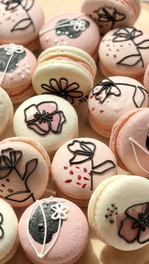 Macarons Decoration, Floral Macarons, Recipe Desert, Macaron Ideas, Matcha Macarons, Strawberry Macarons, Strawberry Macaron, Baking Photography, Cakes Decorating