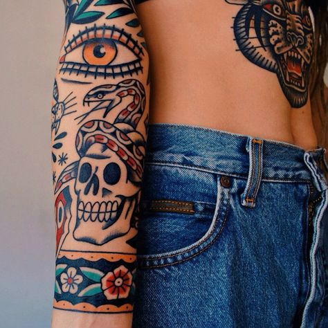 Una colección de tatuajes muy mexicanos (FOTOS) - Más de MX Old School Tattoo Sleeve, Tattoo Eye, Feminine Tattoo Sleeves, Girls With Sleeve Tattoos, Tattoo Old School, Traditional Tattoo Sleeve, Tattoo Life, American Traditional Tattoo, Eye Tattoo