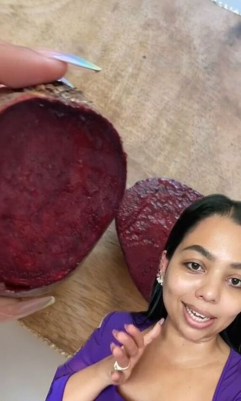 This guide shares a DIY natural recipe for blush. Learn how to make your own blush in this quick post. Natural Blush, Beet Juice, Lighter Skin, Cherry Juice, Skin Remedies, Healthy Vegetables, Small Bottles, Long Lashes, Diy Natural Products