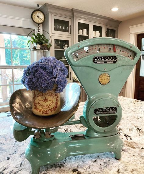 Recycle Decor, Vintage Scales, Vintage Decorating, Vintage Scale, Primitive Kitchen, Antique Kitchen, That Feeling, Country Farm, Farmhouse Kitchen Decor