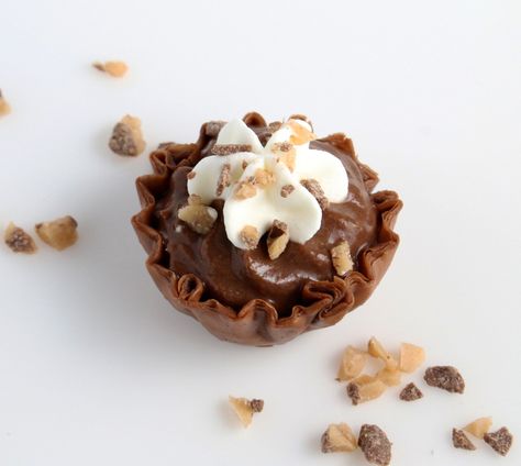 These double chocolate cream mini pies pack intense chocolate flavor, creamy sweetness and a crunch that's impossible to resist! Phyllo Desserts, Mini Chocolate Pie, Phyllo Shells, Small Bites Appetizers, Tartlets Recipe, Phyllo Cups, Dessert Bites, Chocolate Cream Pie, Bite Size Desserts