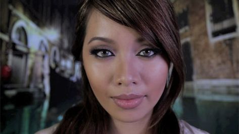 Michelle Phan explains how to re-create Angelina Jolie's makeup look from "The Tourist" Michelle Phan Makeup, Angelina Jolie Makeup, Sparse Brows, Michelle Phan, Light Peach Color, Beauty Youtubers, Dark Eyeshadow, White Eyeliner, Glamour Beauty