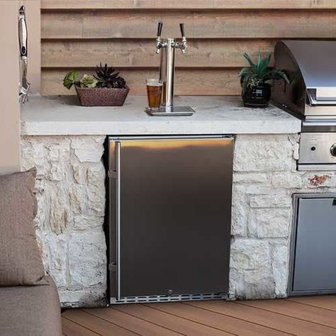 Outdoor Kegerator, Beer Tower, Outdoor Kitchen Bars, Outdoor Kitchen Appliances, Wooden Greenhouses, Basic Kitchen, Beer Tap, Built In Grill, Beer Taps