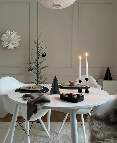 We are all looking forward to a special day spent in the warm circle of family and friends around a beautiful table like this by @federleichtes_interior capturing a warm, calm and cozy atmosphere ❤️⁠ ⁠ We are all ready to jump in! ⁠🙋🏻‍♀️🌲 #linddna #christmas2022 #tableware #danishdesign Christmas Round Table, Small Round Kitchen Table, Božićne Dekoracije, Angel Topper, Christmas Candy Bar, Christmas Table Setting, Round Kitchen Table, Dining Inspiration, Amazing Decor