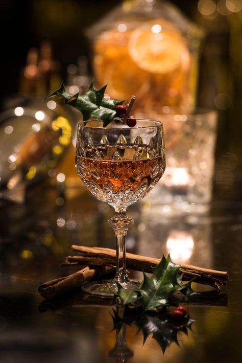 Christmas Cocktails: Drink All the Festivity - About Time Magazine Christmas Cocktail Drinks, Christmas Food Photography, Whisky Cocktails, Cocktail Photography, Wine Photography, Holly Christmas, French Christmas, Christmas Cocktail, Christmas Entertaining