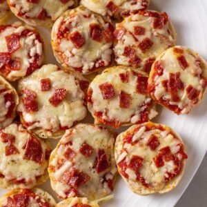 Homemade Pizza Bagel Bites Recipe - Fresh Cup of Joy Pizza Bagel Bites, Mini Bagel Pizza, Bacon Fried Rice Recipe, Bagel Bites Recipe, Bagel Pizza Recipe, Bagel Pizza, Pizza Bagel, Reheat Pizza, Chicken Pizza Recipes