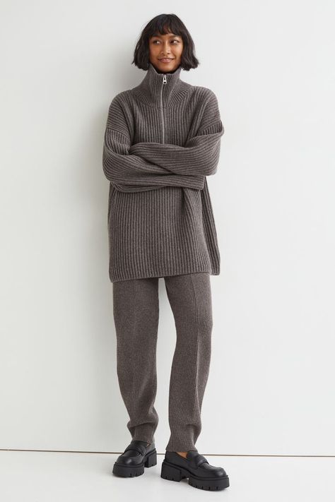 Wool Sweater Outfit, Minimal Clothes, Jogger Outfit, Knitwear Details, Joggers Outfit, Summer Fashion Dresses, Knitwear Fashion, Modest Fashion Outfits, Fleece Pants