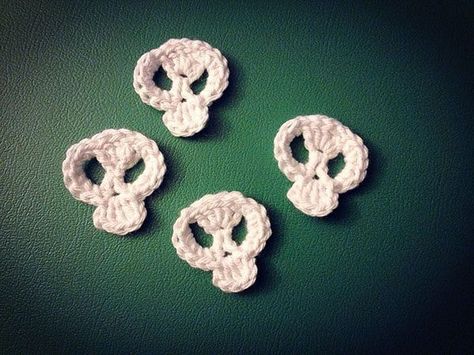 **FREEBIE** Small skulls appliques to put on a pencilcase or a bag. Real fast and easy to make! Small Skull applique (US): Ch 4, 4 dc in 1. ch. Ch 5, 2 dc... Small Skull Crochet Pattern Free, Tiny Crochet Applique, Crocheted Skulls Free Patterns, Crochet Skull Motif, Crochet Skull Bookmark, Skull Applique Crochet Free Pattern, Mini Crochet Applique Free Pattern, Crochet Skull Free Pattern, Crochet Skull Applique