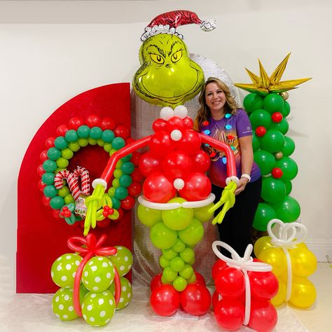 Grinch Themed Balloon Arch, Event Board Ideas, Grinch Balloons, Gold And Silver Christmas, Balloon Decoration Ideas, Christmas Toy Soldiers, Balloon Displays, Christmas Parade Floats, Baby Shower Girl Diy