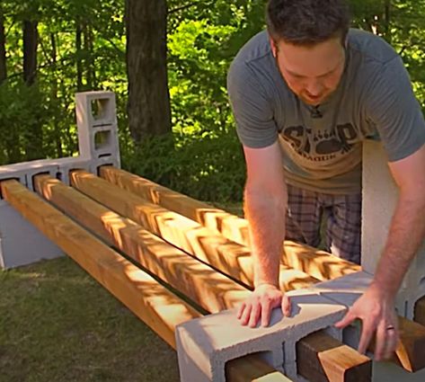 Cinder block bench easy and cheap Breeze Block Bench, Beach Bench, Backyard Furniture Diy, Cinder Blocks Diy, Cinder Block Bench, Block Bench, Bench Garden, Backyard Seating Area, Urban Design Architecture