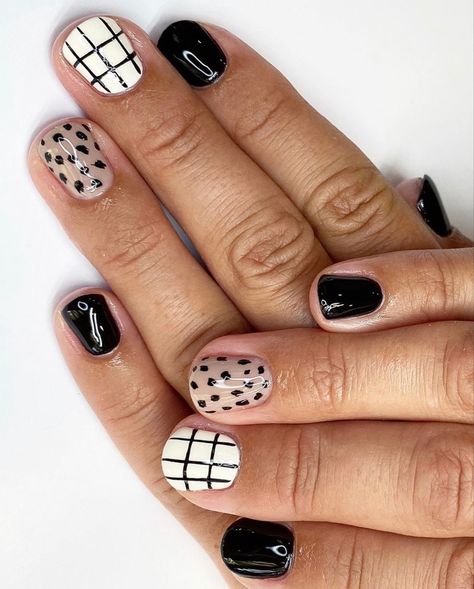 Fun And Simple Nails, Spotted Nail Designs, Black Manicure Ideas, Spring Nail Designs 2023, Nail Designs For 2023, Mail Designs, Winter Nail Ideas, 2023 Nails, Nails Art Designs