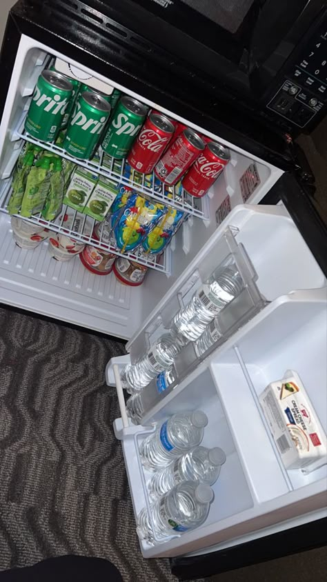 Mini Fridge Aesthetic Drinks, Mini Fridge Aesthetic Food, Snacks In Room, Townhouse Organization, Snack Area In Bedroom, Snack Drawer In Bedroom, Mini Fridge Organization, Snack Closet, Fridge Aesthetic