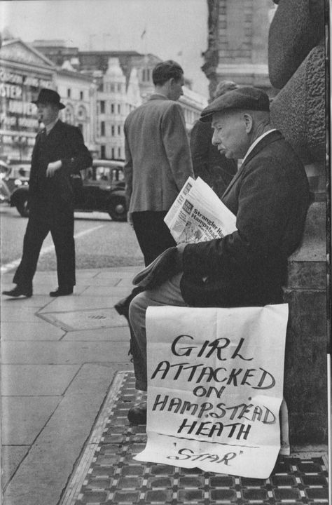 Twenty-three Evocative Photographs of London in 1953 - Flashbak Southeast London, London Dreams, History Queen, Street Vendors, Hampstead Heath, Strange History, London History, Piccadilly Circus, Uk City