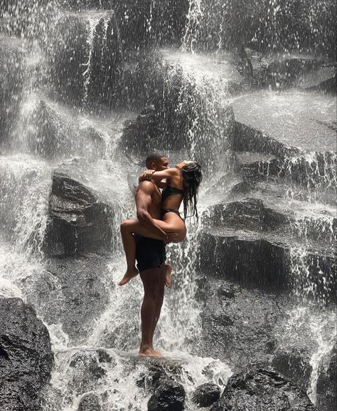 Black Husband Aesthetic, Waterfall Couple Poses, Kiss Picture Couple, 남성 근육, Image Swag, Black Love Couples, Couples Vibe, Cute Relationship Photos, Foto Poses