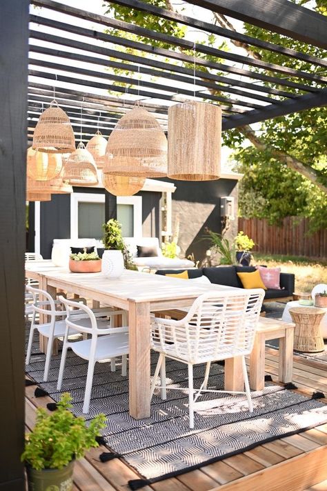 Pergola With Lanterns, Pergola Dining Area, Shavonda Gardner, Bungalow Backyard, Pergola Decor, Outdoor Dining Table And Chairs, Black Pergola, Backyard Dining, Lanterns Hanging