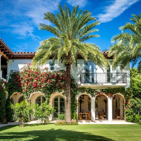 House With Bridge, Mediterranean House Exterior, Unique Home Architecture, Mediterranean Backyard, Beach Mediterranean, Mediterranean Bedroom, Palm Beach Island, Mediterranean Homes Exterior, Mediterranean Mansion