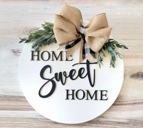 Home Door Hanger, Welcome Signs Front Door, Wooden Living Room, Welcome Door Signs, Door Signs Diy, Signs Diy, Wall Wreath, Round Wood Sign, Home Door