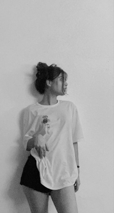 Bnw oversized t shirt shorts outfit ootn messy bun black and white aesthetic Poses In Tshirts, Oversized Tshirt Poses Aesthetic, Poses In Oversized Tee, Oversized Tshirt Mirror Pic, Oversized Tshirt Pose Ideas, Oversized Tshirt Photoshoot Ideas, Tshirt Picture Ideas, Messy Clothes Aesthetic, Oversized Tshirt Poses