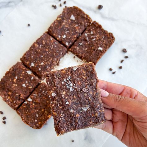 Homemade Copycat Rx Bars with just 6 ingredients! Easily customizable and perfect for a healthy and delicious snack - vegan and gluten free. Homemade Rx Bars, Rx Bars, Birthday Cake Protein Bars, Homemade Bars, Pumpkin Delight, Chocolate Covered Bananas, Protein Bars Homemade, High Protein Desserts, 2b Mindset