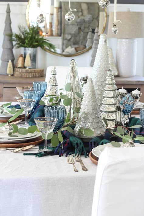 Blue And Green Christmas Table Setting, Blue Christmas Dinner Table, Christmas Table Blue, Blue And White Christmas Table, Blue Green Christmas, Eclectic Christmas, Tablescapes Christmas, Best Rooms, Home Images