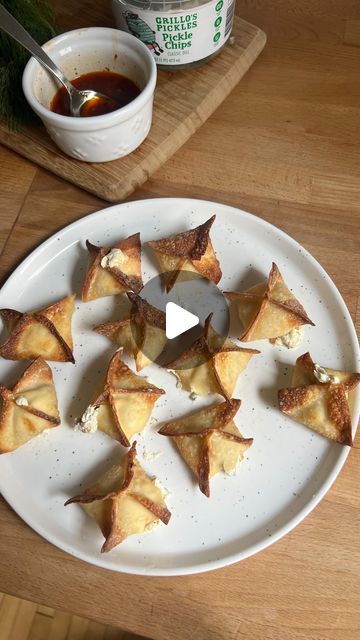 Megan Sheley on Instagram: "DILL PICKLE CREAM CHEESE WONTONS - quick lil appetizer or whole damn meal if you’re feelin frisky 😈   -Wonton wrappers (however many you want to make)   MIXINS:  cream cheese  fresh dill  chopped @grillospickles pickle chips  chives  carlic powder salt   FOR THE SAUCE: 1/4 cup chili onion crunch  2 tbsp hot honey  1 tbsp pickle juice   Spoon 1 tbsp into each won ton wrapper, rub the edges with water or pickle juice, seal it up. Spray with olive oil or avocado oil and air fry at 390 for 6-8 minutes (check half way for doneness)  Make your sauce while frying. Whisk together chili onion crunch, hot honey, and pickle juice   If you want to deep fry these, get a pot and fill with vegetable oil and heat to 375 degrees, drop in your wontons until golden brown.   ENJOY Dill Pickle Cream Cheese, Pickle Cream Cheese, Appertiser Ideas, Chili Onion Crunch, Wonton Wrapper Recipes, Oven Food, Cheese Wontons, Cream Cheese Wontons, Won Ton