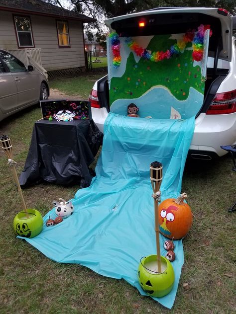 Moana trunk or treat Legally Blonde Trunk Or Treat, Lilo And Stitch Trunk Or Treat Ideas, Moana Trunk Or Treat Ideas, Lilo And Stitch Trunk Or Treat, Moana Trunk Or Treat, Halloween Stations, Te Fiti, Holidays Crafts, Moana Theme