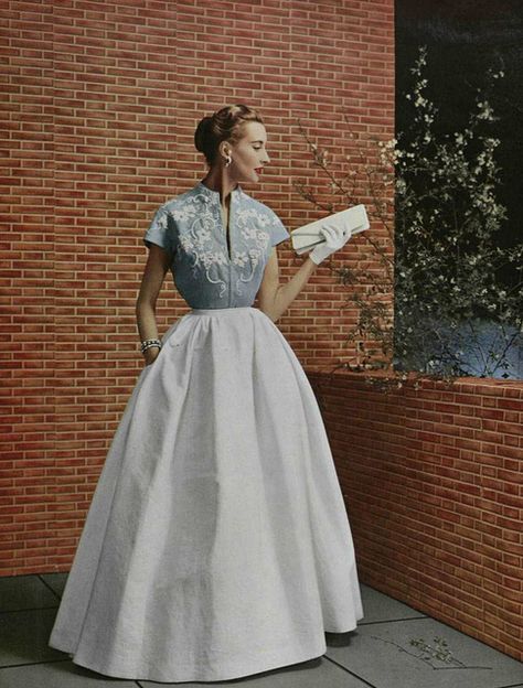 Robe du Soir 1953 1950 Fashion, Fashion 1950s, Vintage Elegance, Vintage Couture, Moda Vintage, Vintage Glamour, 50s Fashion, Look Vintage, 1950s Fashion