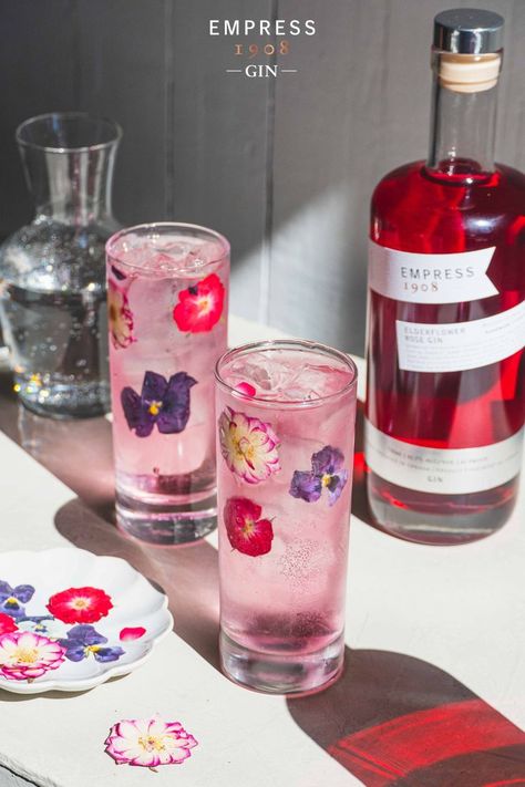 Cocktails With Flowers, Stunning Cocktails, Boozy Recipes, Gin Botanicals, Empress 1908 Gin, Diy Kombucha, Elderflower Cocktail, Bloom Bar, Drink Garnishing