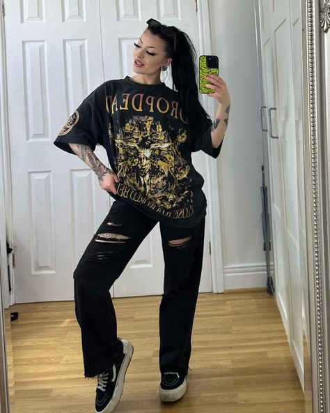 baggy tee baggy jeans big shooz AND Maggie #iheartdropdead Baggy Edgy Cargo Jeans, Alternative Baggy Jeans For Streetwear, Alt Baggy Jeans, Edgy Baggy Dark Wash Jeans, Edgy Black Baggy Jeans, Baggie Jeans Outfit, Baggy Tee, Style Steal, Baggy Jeans