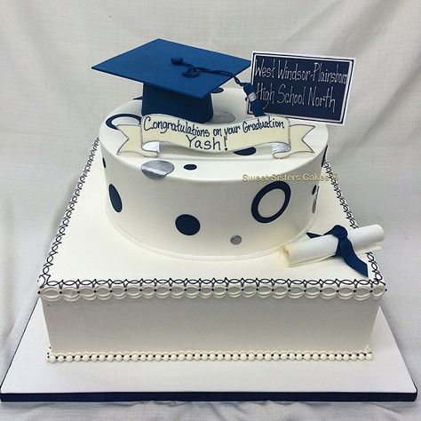 Square Graduation Cakes, Graduation Highschool, Graduation Cake Designs, Graduation Party Desserts, Graduation Party Table, Backyard Graduation Party, Congratulations Graduation, Grad Cake, Graduation Party Cake