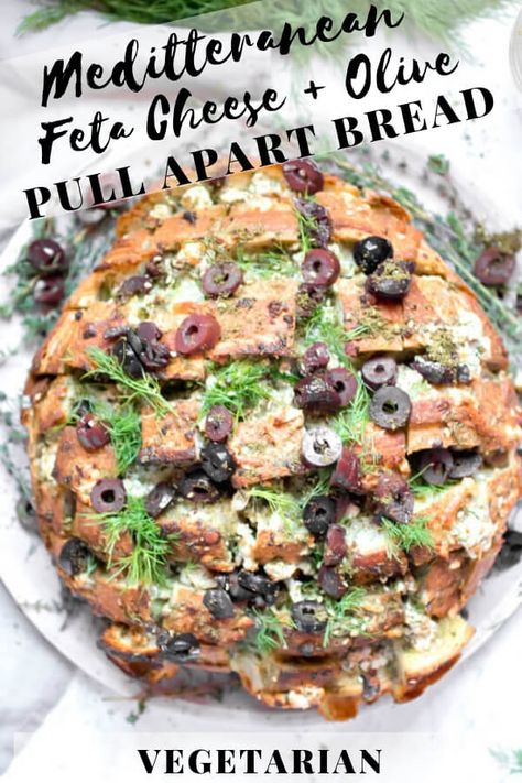 Mediterranean Pull Apart Bread Mediterranean Foods, Appetizer Party, Olive Bread, High Protein Vegetarian Recipes, Vegetarian Meal Plan, Cheesy Bread, Easy Party Food, Pull Apart Bread, Roast Chicken Recipes