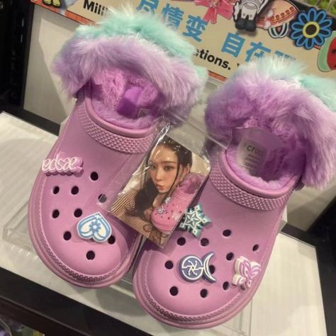 Crocs Aesthetic Outfit, Crocs Outfit Men, Aesthetic Crocs, Men Crocs, Crocs Diy, Aesthetic Outfit Men, Crocs Aesthetic, Candy Wonderland, Crocs With Charms