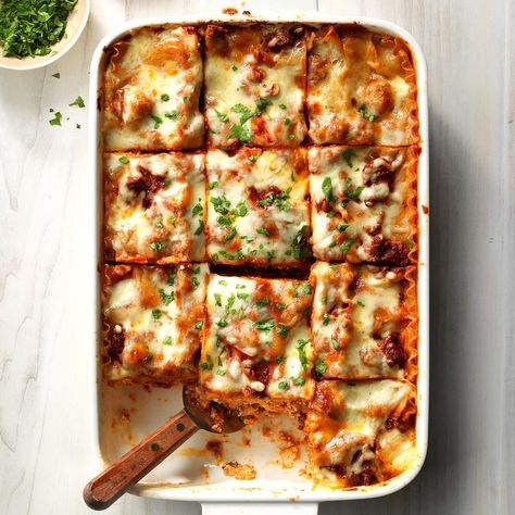 Makeover Traditional Lasagna Dinner Ideas Lasagna, Make Ahead Lasagna, Christmas Eve Dinner Ideas, Homemade Meat Sauce, Sausage Lasagna, Christmas Dinner Ideas, Ravioli Lasagna, Lent Recipes, Traditional Lasagna