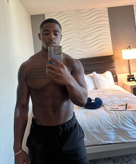 Chubby Muscular Build Guy, Chubby Black Man, Fine Brown Skin Men, Thick Guys, Attractive Black Men, Body Pics, Curly Afro Hair, Instagram Boys, Chubby Guy